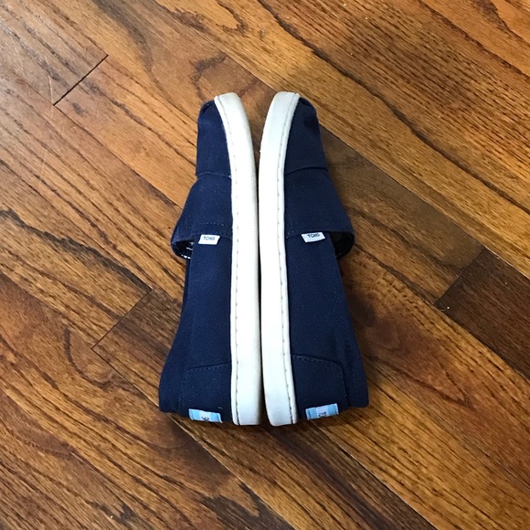 TOMS Fashion Sneaker Athletic Casual Slip on Shoes 
Navy Blue 
Size 2
No Shoebox - Picture 14 of 16
